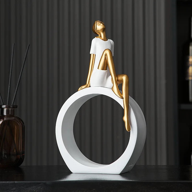 Escultura Decorativa Menina Leitora em Resina